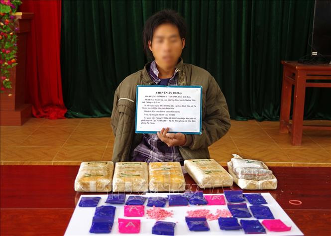 Đối tượng Xôm Bích cùng tang vật vụ án. Ảnh: TTXVN phát