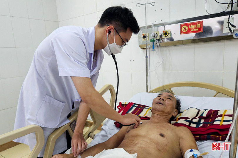 Chất lượng khám, chữa bệnh BHYT càng được cải thiện đã giúp người dân thêm tin tưởng vào chính sách an sinh của Đảng và Nhà nước. Trong ảnh: Bác sỹ Bệnh viện Đa khoa tỉnh theo dõi sức khỏe cho một bệnh nhân điều trị BHYT. z5593510292373_4b3db0916ba5f9e98cd5c0aae2a5cea4.jpg