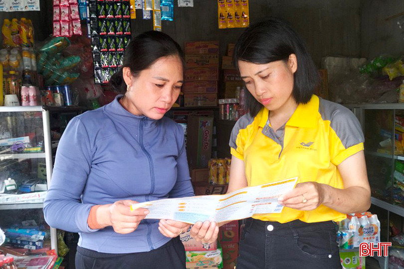 Tuyên truyền trực tiếp dưới nhiều hình thức là giải pháp bền vững giúp BHXH tỉnh duy trì và tăng tỷ lệ người tham gia BHYT trong nhiều năm qua. Trong ảnh: Nhân viên Bưu điện TX Kỳ Anh phối hợp ra chợ tuyên truyền BHYT cho người dân. 23.jpg