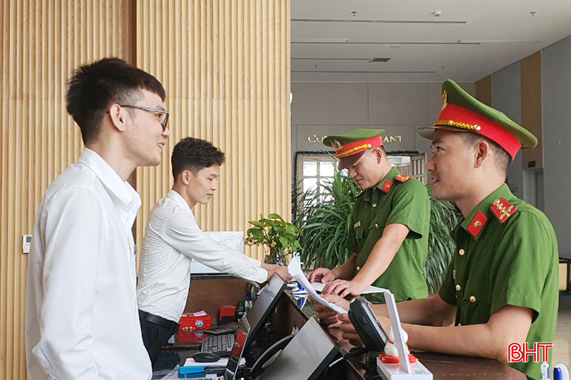 Công an thị trấn Thiên Cầm nhắc nhở các khách sạn chấp hành nghiêm các quy định của pháp luật về lưu trú. h10.jpg