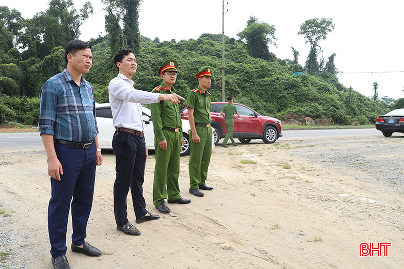 Công an huyện Cẩm Xuyên, Công an thị trấn Thiên Cầm khảo sát các địa điểm sử dụng làm bãi đỗ xe phục vụ lễ khai trương du lịch biển Hà Tĩnh 2024. h1.JPG