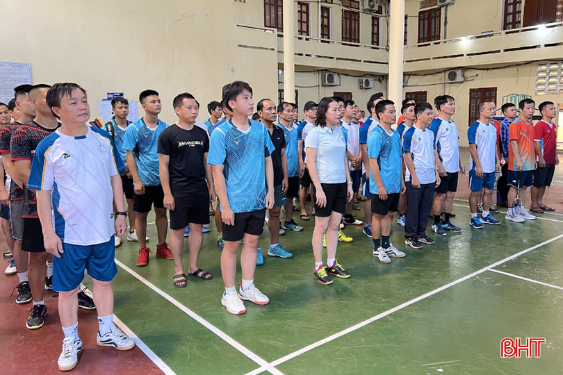 Sáng 15/6, Ủy ban MTTQ huyện Hương Sơn phối hợp với Trung tâm Văn hoá - Truyền thông, Công đoàn cơ quan Khối dân tổ chức Giải cầu lông chào mừng Đại hội MTTQ huyện Hương Sơn lần thứ XVII, nhiệm kỳ 2024 – 2029.