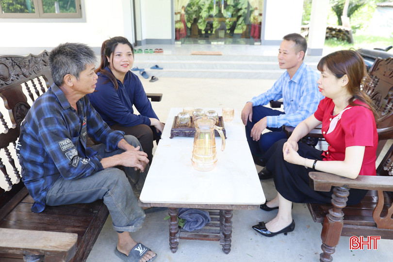 Chị Nga và lãnh đạo xã Sơn Tây trò chuyện với anh Vương Quốc Nhật (thôn Khí Tượng, xã Sơn Tây) vừa vươn lên thoát nghèo. IMG_7014.JPG