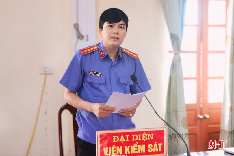 Đại diện Viện KSND huyện Hương Sơn công bố cáo trạng. z5549734526499_76b7c98340ec05362e1a6ae656ffe5e4.jpg