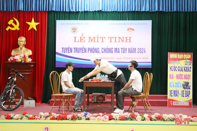 Tiểu phẩm "Ánh sáng cuối đường hầm" do các thành viên CLB Tình thương thể hiện IMG_7314.JPG