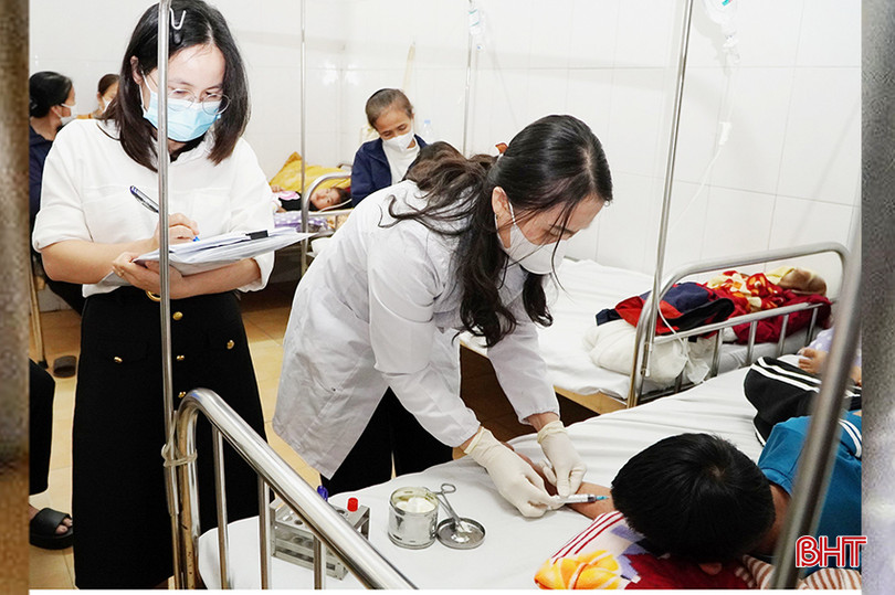 Cán bộ Trung tâm Kiểm soát bệnh tật tỉnh lấy mẫu xét nghiệm đối với bệnh nhân đang điều trị tại Bệnh viện Đa khoa huyện Đức Thọ. d22.jpg