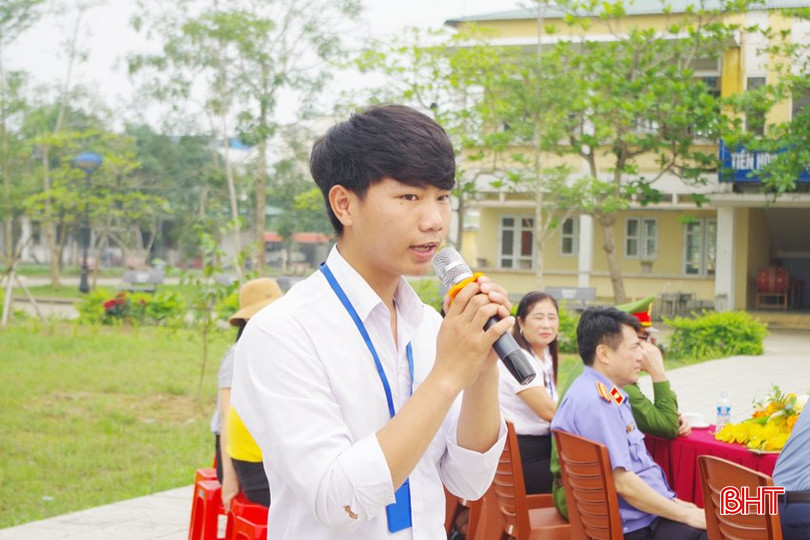 Tại chương trình, các bạn học sinh cũng đã nêu lên những thắc mắc của mình về những vấn đề chưa hiểu đối với HĐXX cũng như tham gia trả lời các câu hỏi liên quan đến pháp luật về TTATGT. s5.jpg