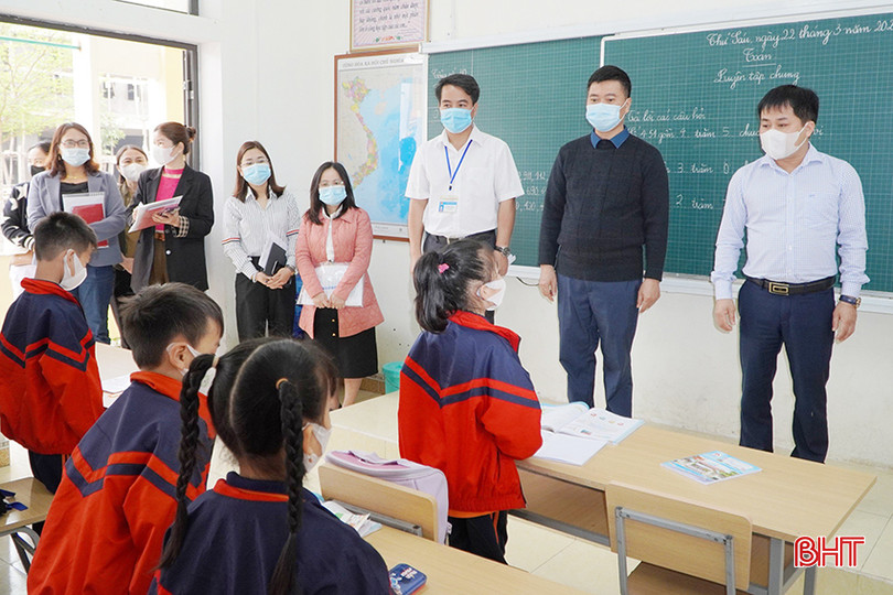 Đoàn cán bộ của Trung tâm Kiểm soát bệnh tật tỉnh tiến hành giám sát công tác phòng chống dịch tại Trường Tiểu học Đức Yên (Đức Thọ). d1.jpg
