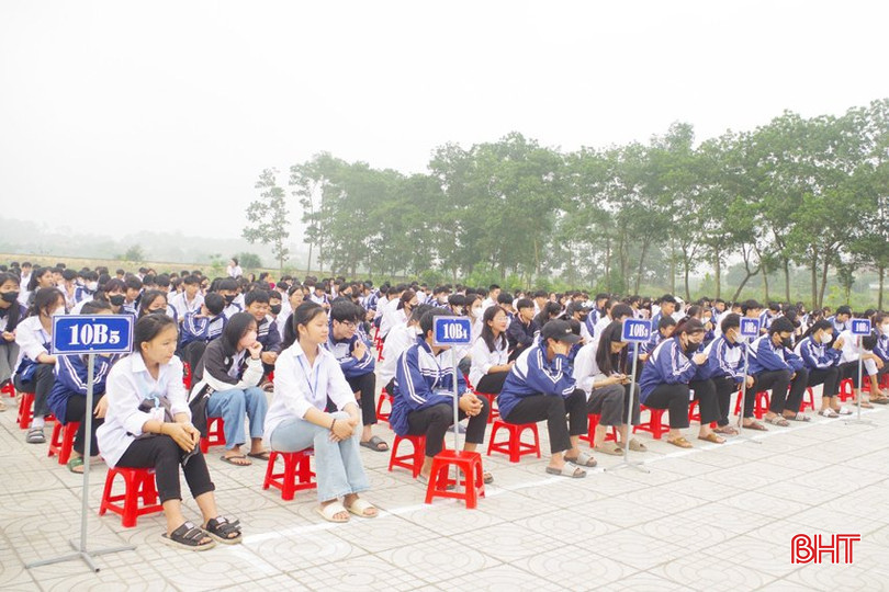 Hơn 500 cán bộ, giáo viên, phụ huynh, học sinh Trường Trung cấp Lý Tự Trọng cùng tham dự "phiên tòa". s4.jpg
