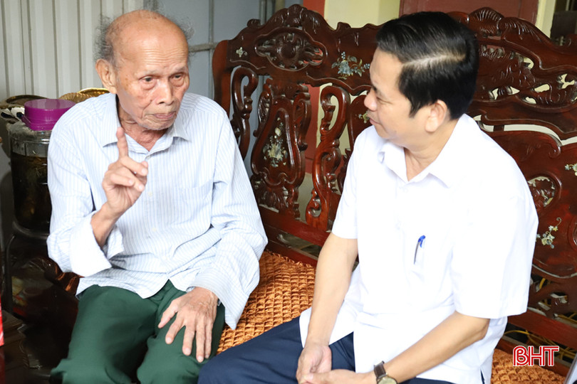 Bí thư Huyện ủy Hương Sơn trò chuyện thân mật và lắng nghe cựu chiến binh Trần Đang – (SN 1930, thôn Kim Bằng, xã Sơn Bằng) kể chuyện những trận đánh hào hùng năm xưa trong Chiến dịch Điện Biên Phủ.