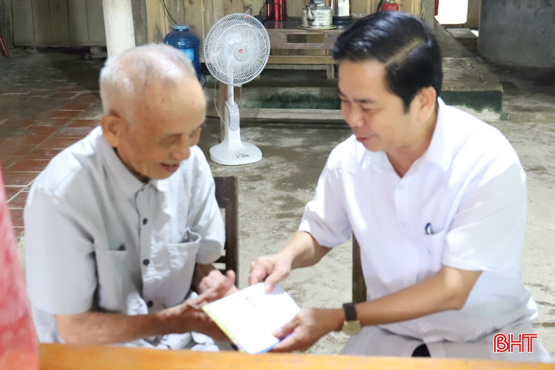 Và trao tặng quà cho cụ Đào Hữu Thanh (SN 1925, thôn Trung Bằng) là dân công hỏa tuyến.