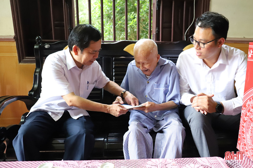 Đoàn đến thăm hỏi, động viên, trao quà cho cụ Nguyễn Công Thành (SN 1922, thôn Thanh Bằng, xã Sơn Bằng) là dân công hỏa tuyến tham gia Chiến dịch Điện biên Phủ.