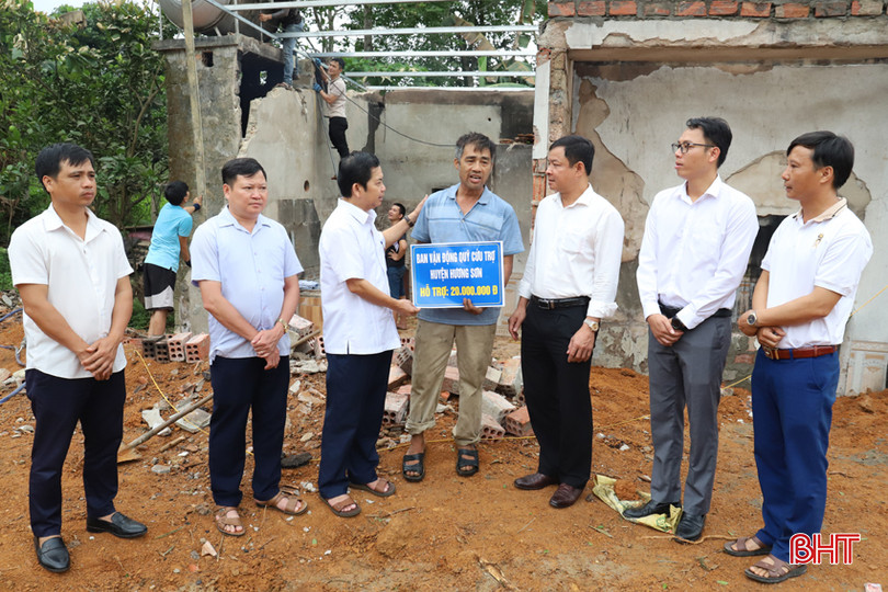 Cũng trong chiều nay, Bí thư Huyện ủy Hương Sơn đã đến thăm hỏi, động viên và trao tặng số tiền 20 triệu đồng cho ông Phan Tuấn Anh (SN 1964, thôn Côn Sơn, xã Sơn Tiến) vừa bị cháy nhà vào lúc 10h30&apos; ngày 30/4, gây thiệt hại tài sản trên 1 tỷ đồng.