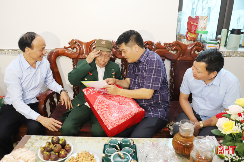 Đoàn tặng quà cho cựu chiến binh Đào Viết Trân. IMG_4135.JPG