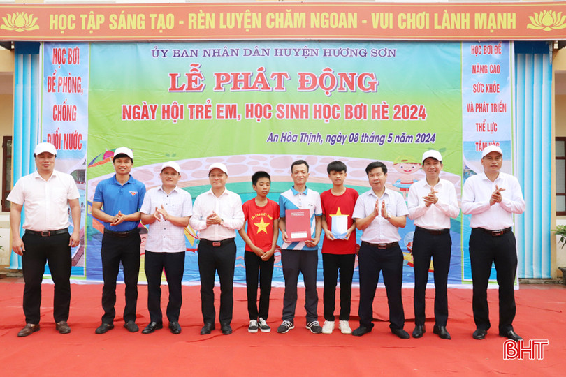Tại lễ phát động, Ngân hàng NN& PTNT huyện Hương Sơn hỗ trợ 12 học sinh có hoàn cảnh khó khăn kinh phí học bơi tại Trường THCS Nguyễn Khắc Viện với tổng kinh phí 6 triệu đồng. IMG_4737.JPG