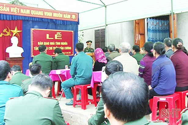 Bàn giao nhà tình nghĩa cho chiến sỹ dân quân tự vệ hoàn cảnh khó khăn