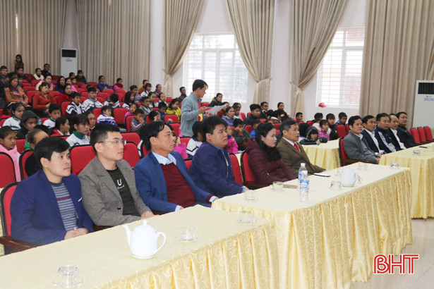 Thạch Hà trao tặng 10 xe đạp và 115 suất quà cho học sinh nghèo vượt khó