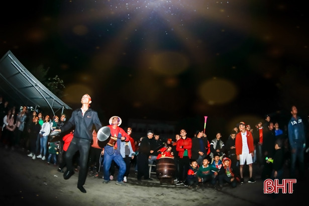 Người hâm mộ Hà Tĩnh “tiếp lửa” cho ĐT Việt Nam