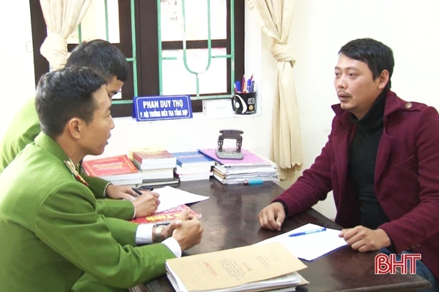 Bức xúc, người dân đốt xà lan khai thác cát “lậu”