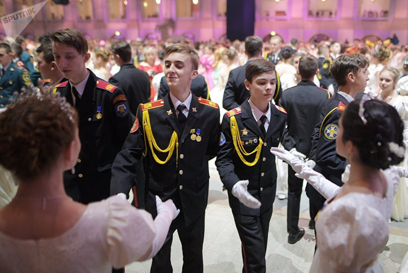 1.500 thiếu sinh quân tham gia tiệc khiêu vũ gần Điện Kremlin ở Moscow