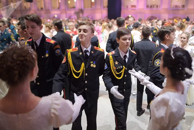 1.500 thiếu sinh quân tham gia tiệc khiêu vũ gần Điện Kremlin ở Moscow