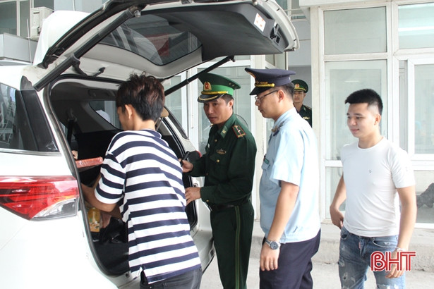 Cửa khẩu quốc tế Cầu Treo sôi động trong tháng cuối năm