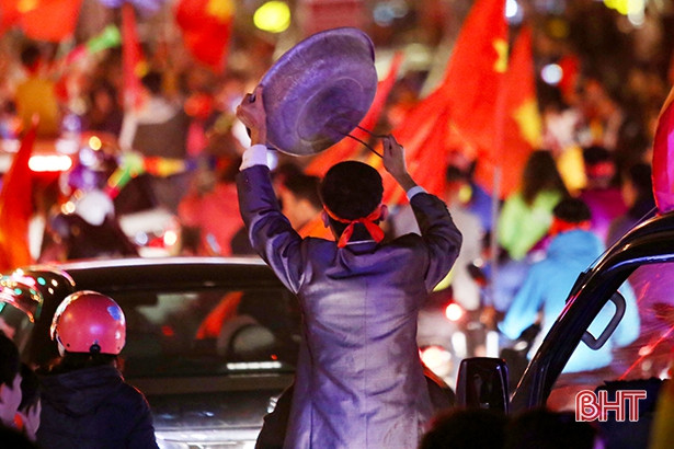 Xem lại những kiểu ăn mừng độc - lạ của CĐV Hà Tĩnh