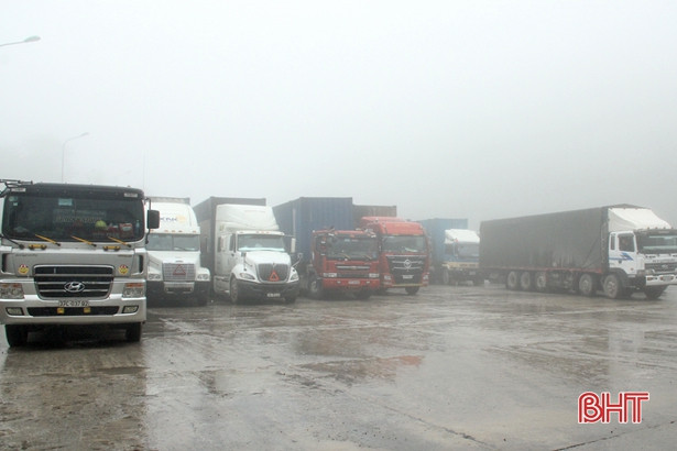 Cửa khẩu quốc tế Cầu Treo sôi động trong tháng cuối năm