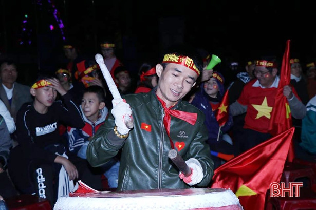 Người hâm mộ Hà Tĩnh “tiếp lửa” cho ĐT Việt Nam