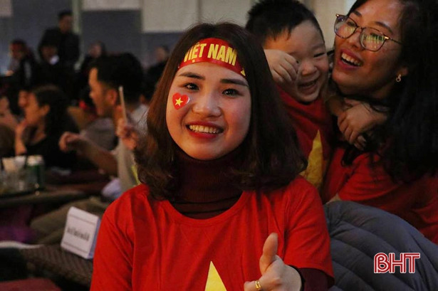 Người hâm mộ Hà Tĩnh “tiếp lửa” cho ĐT Việt Nam