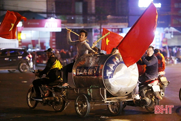 Xem lại những kiểu ăn mừng độc - lạ của CĐV Hà Tĩnh