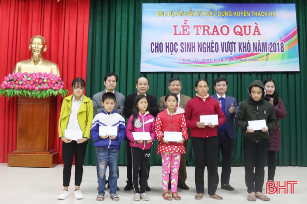 Thạch Hà trao tặng 10 xe đạp và 115 suất quà cho học sinh nghèo vượt khó