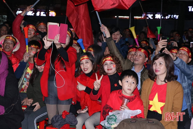 Người dân Hà Tĩnh cuồng nhiệt cổ vũ đội tuyển Việt Nam