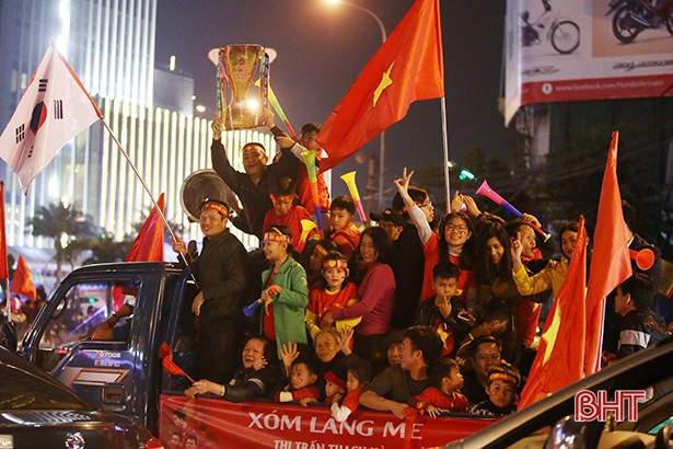 Xem lại những kiểu ăn mừng độc - lạ của CĐV Hà Tĩnh