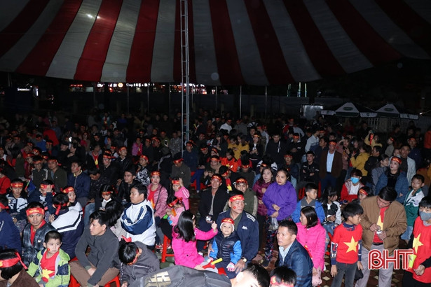 Người dân Hà Tĩnh cuồng nhiệt cổ vũ đội tuyển Việt Nam