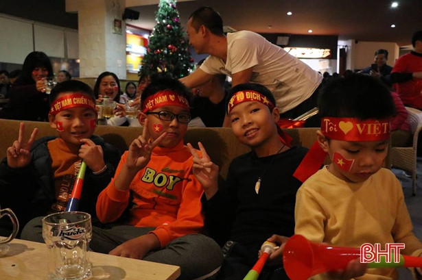 Người hâm mộ Hà Tĩnh “tiếp lửa” cho ĐT Việt Nam