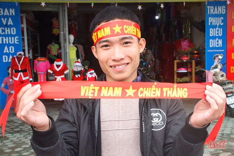 Cổ động viên Hà Tĩnh hừng hực khí thế cổ vũ đội tuyển Việt Nam