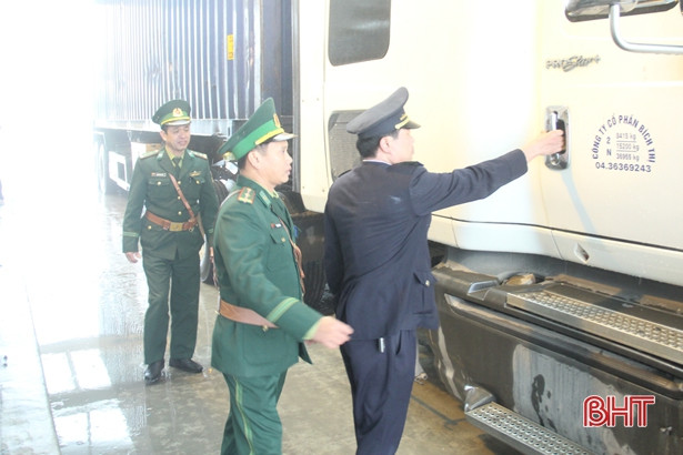 Cửa khẩu quốc tế Cầu Treo sôi động trong tháng cuối năm