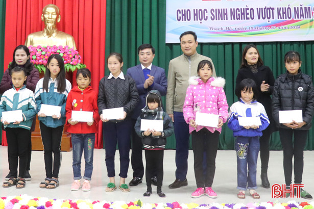 Thạch Hà trao tặng 10 xe đạp và 115 suất quà cho học sinh nghèo vượt khó