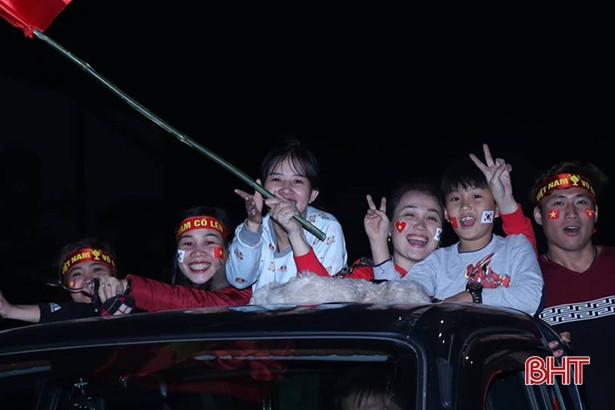 Người dân Hà Tĩnh reo mừng Việt Nam giành AFF Cup 2018