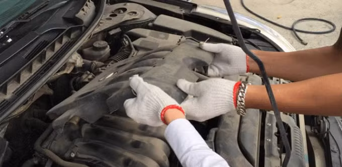 Có nên rửa khoang máy xe ô tô?