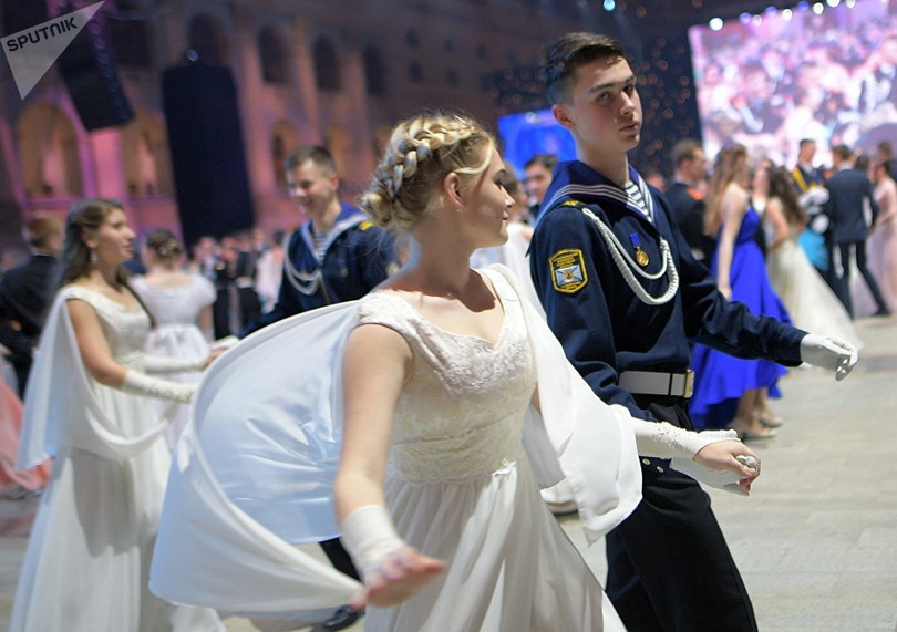 1.500 thiếu sinh quân tham gia tiệc khiêu vũ gần Điện Kremlin ở Moscow