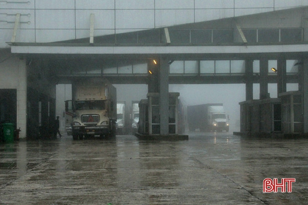 Cửa khẩu quốc tế Cầu Treo sôi động trong tháng cuối năm