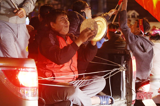 Xem lại những kiểu ăn mừng độc - lạ của CĐV Hà Tĩnh