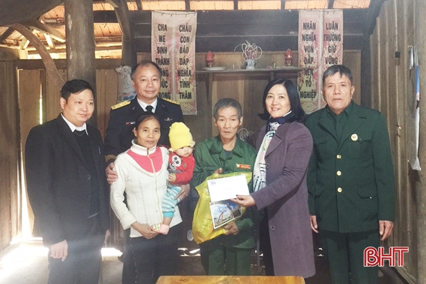 Trường THPT Chuyên Trần Phú - Hải Phòng tặng quà học sinh Sơn Hồng