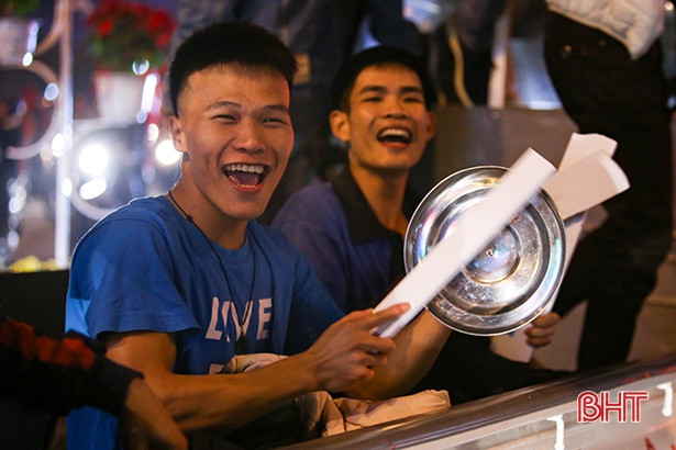 Xem lại những kiểu ăn mừng độc - lạ của CĐV Hà Tĩnh