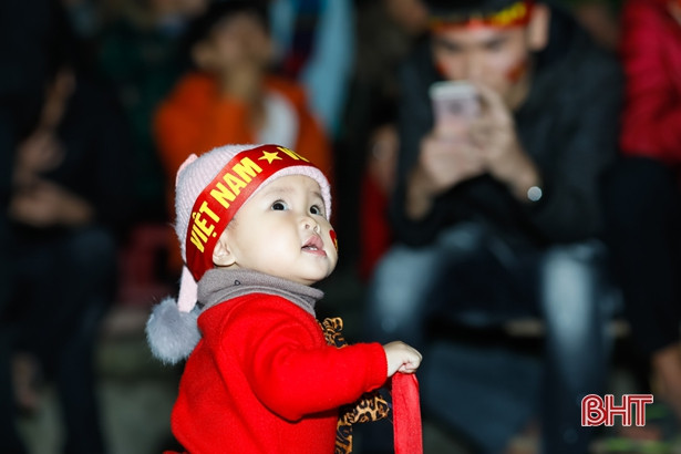 Người hâm mộ Hà Tĩnh “tiếp lửa” cho ĐT Việt Nam