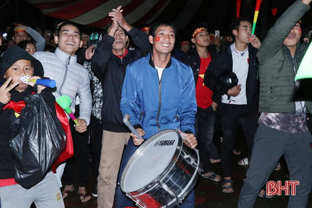 Người dân Hà Tĩnh cuồng nhiệt cổ vũ đội tuyển Việt Nam