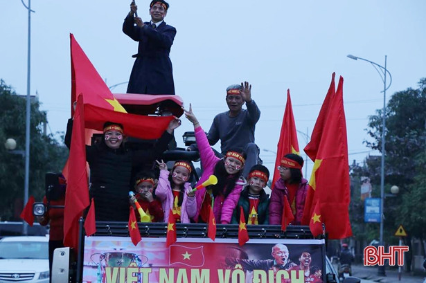 Người hâm mộ Hà Tĩnh “tiếp lửa” cho ĐT Việt Nam