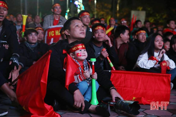 Người hâm mộ Hà Tĩnh “tiếp lửa” cho ĐT Việt Nam